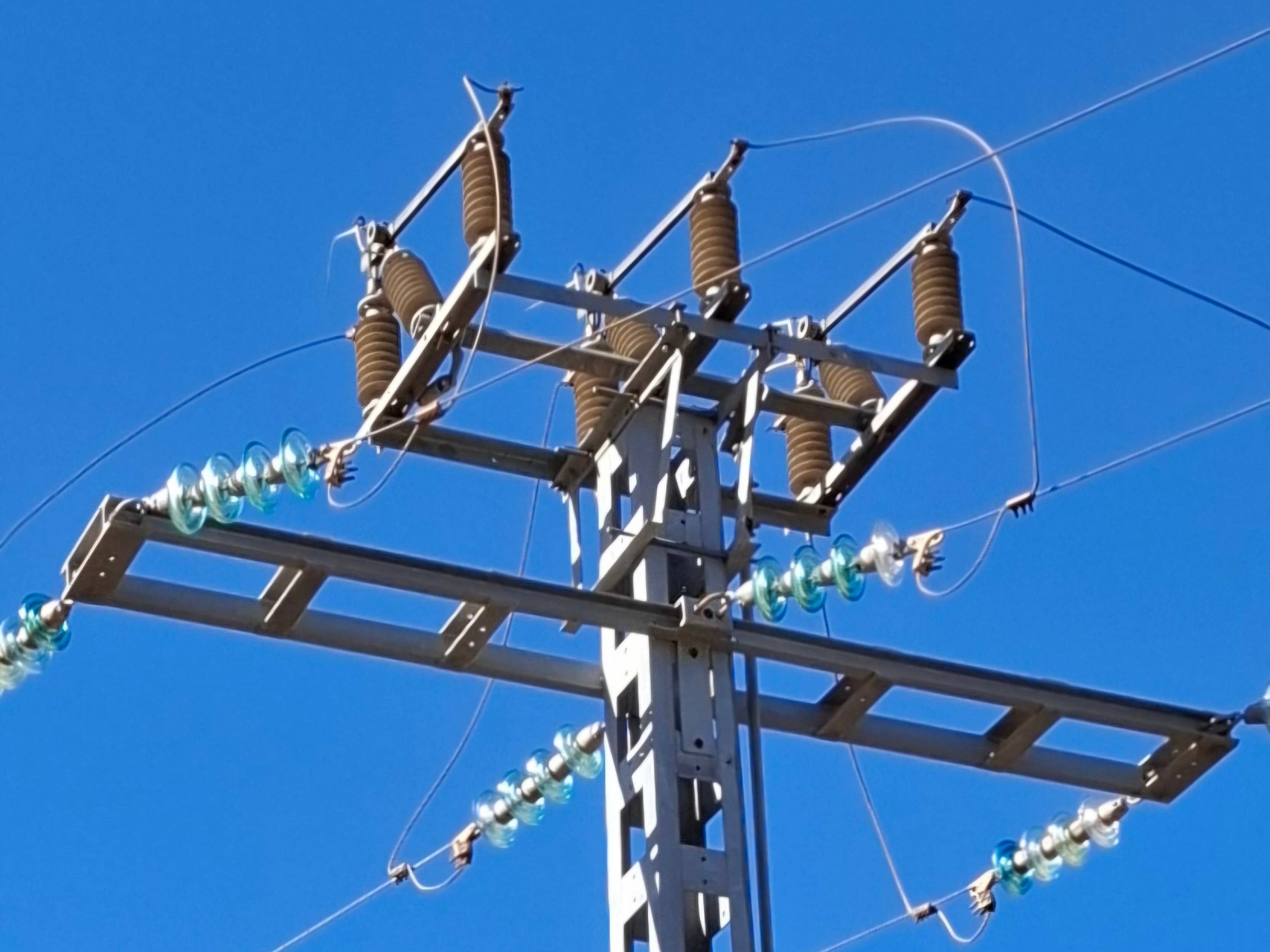 Interruptores aéreos IACM instalados en línea eléctrica de media tensión